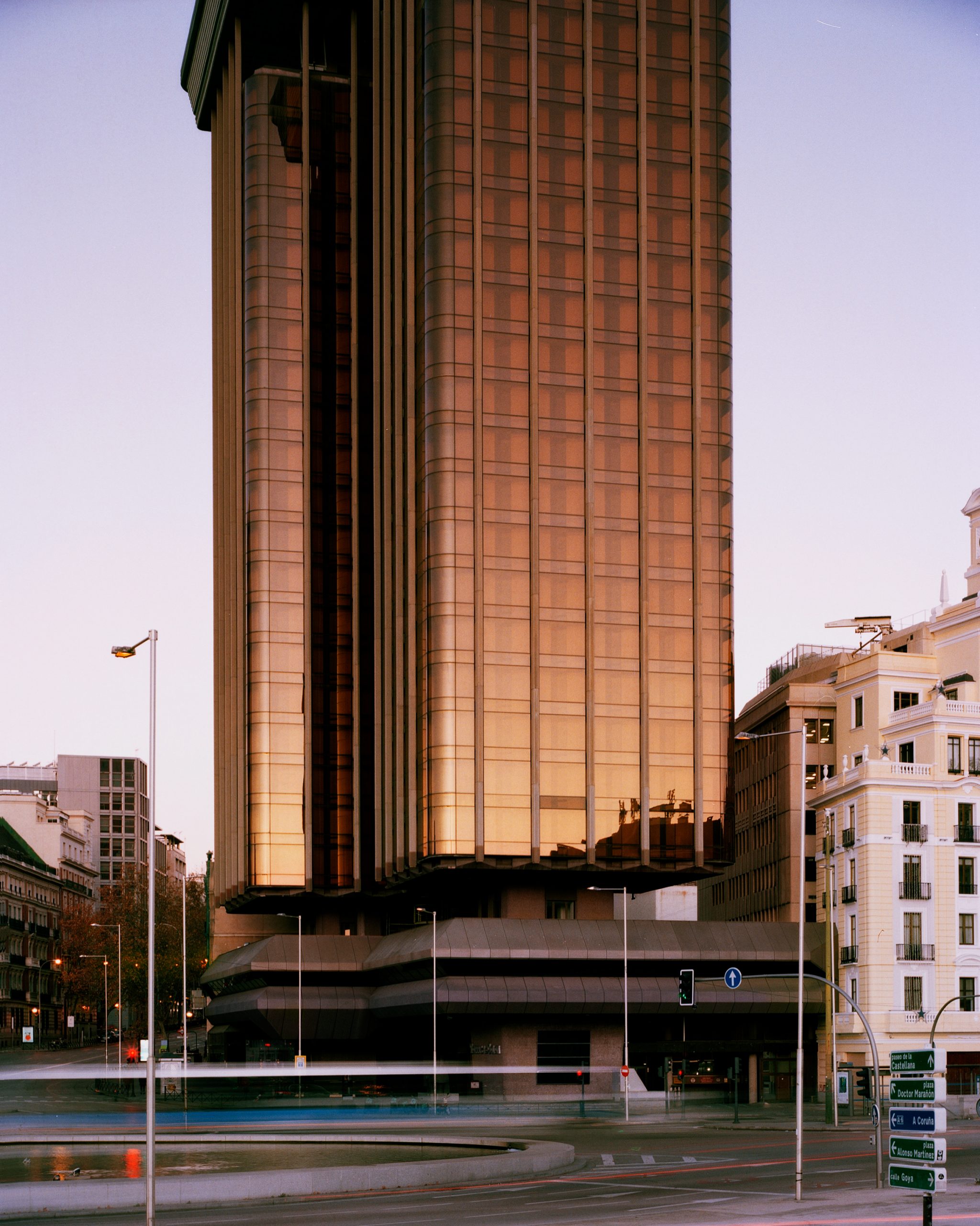 Fotografía de arquitectura en Madrid – la fachada de las Torres de Colón. © Anthony Prévost