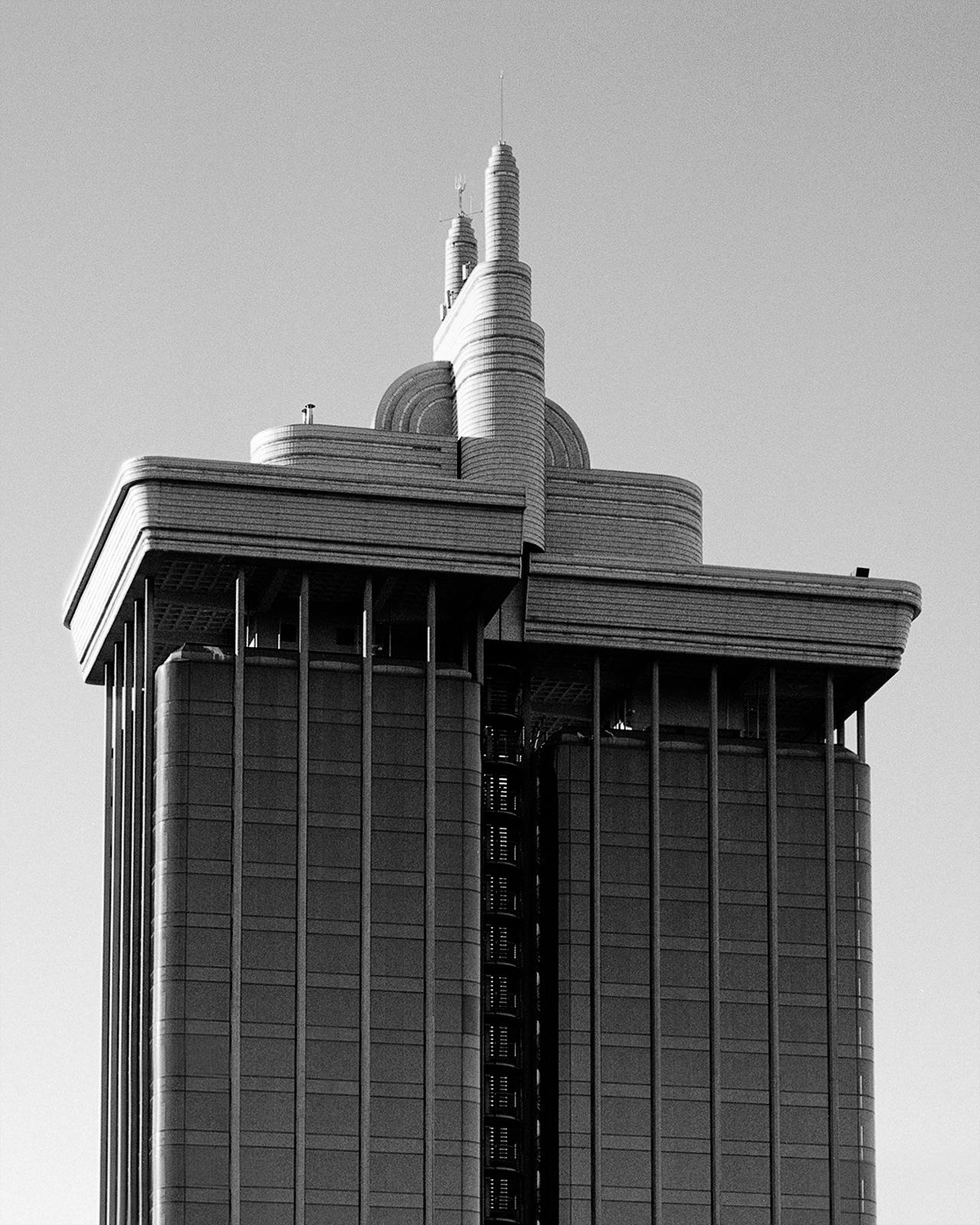 Fotografía de arquitectura en Madrid – el Enchufe de las Torres de Colón. © Anthony Prévost