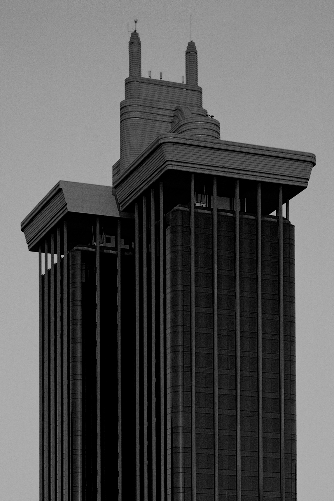 Fotografía de arquitectura en Madrid – el Enchufe de las Torres de Colón. © Anthony Prévost